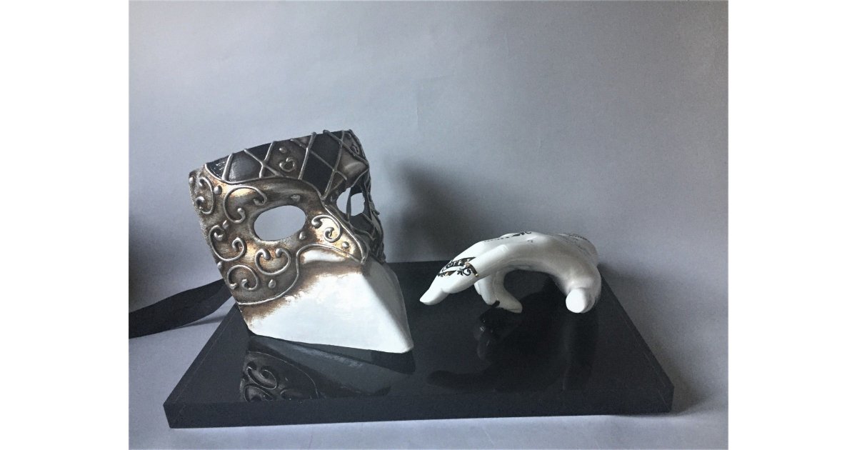 SCULTURA KATIA BRUGNOLO ' MANI-DANZA CON MASCHERA CON PIUME BLU '  dimensioni L 33 x H 50 x P 20 cm., Opere Scultura