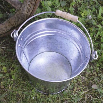 Secchio lt 8 in lamiera zincata con impugnatura in legno