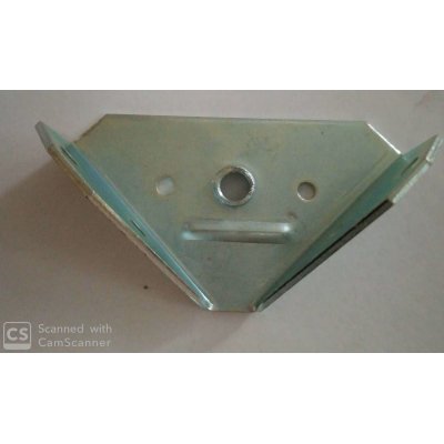 Piastra reggirete ad angolo mm 57 con filetto M 8 in ferro zincato