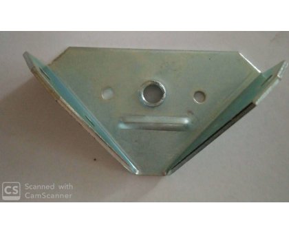 Piastra reggirete ad angolo mm 57 con filetto M 8 in ferro zincato