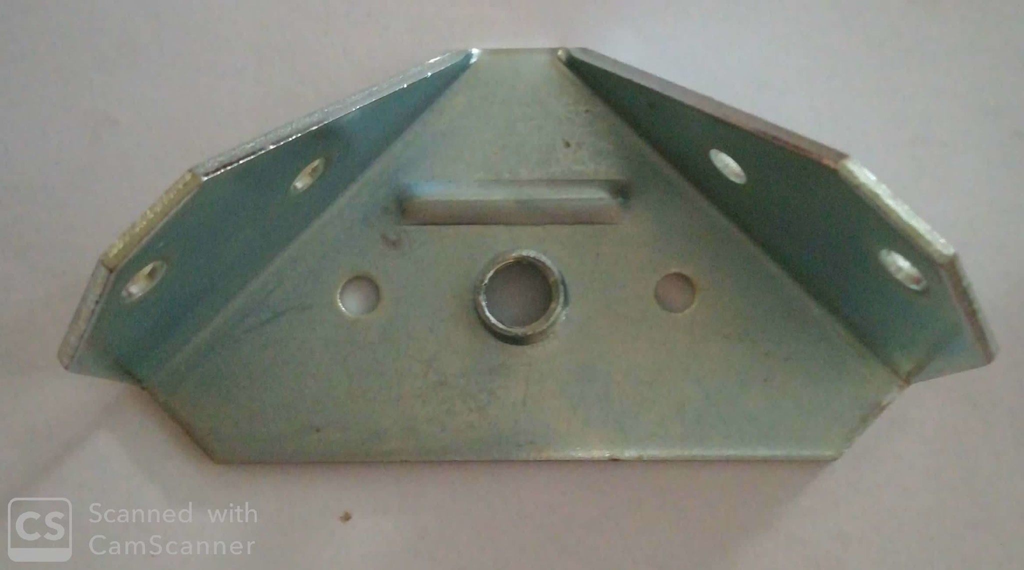 Piastra reggirete ad angolo mm 57 con filetto M 8 in ferro zincato