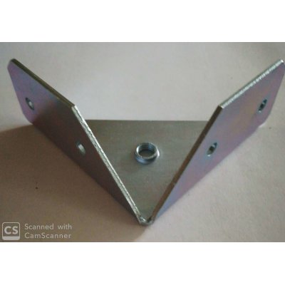 Piastra reggirete ad angolo mm 72 con filetto M 8 in ferro zincato