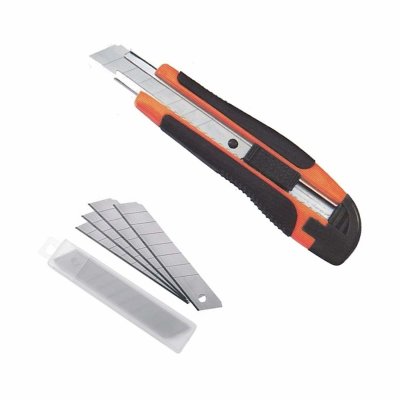 Cutter taglierino mm 18 con 5 lame mm omaggio