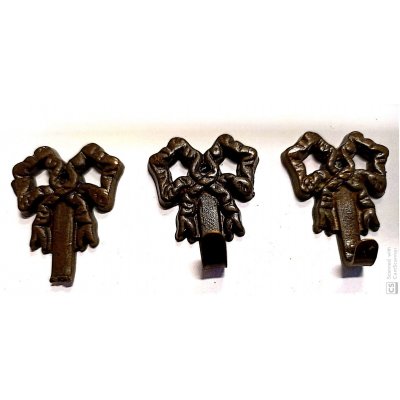 Attaccaglia mod. FIOCCO in ottone bronzato