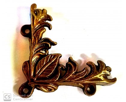 Reggispecchi ad angolo lavorato in zama bronzato mm 65 x 65