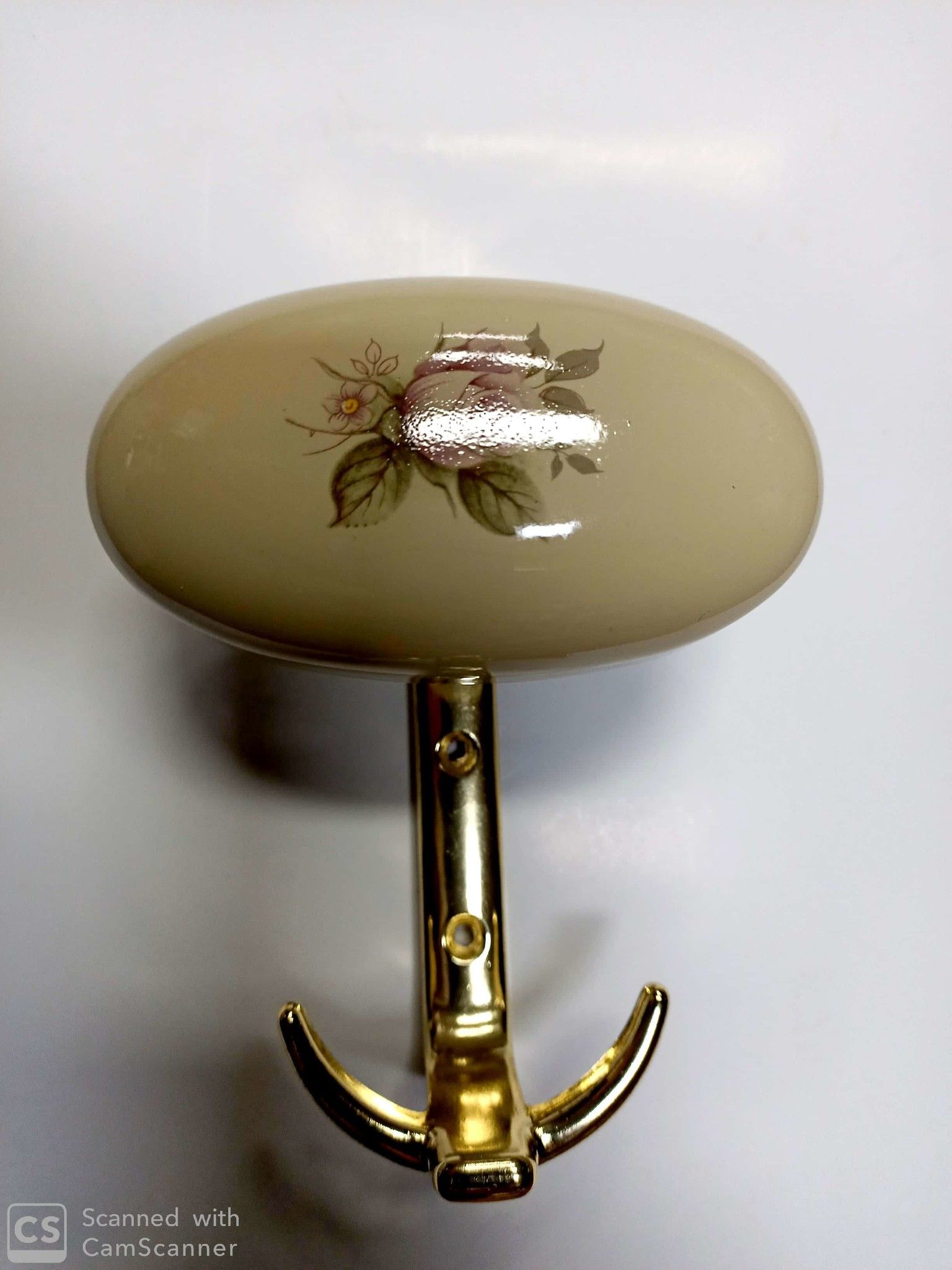 Appendiabito in metallo laccato bianco con fiore