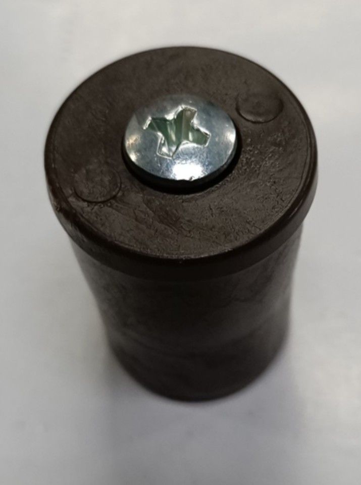 Tappo conico basso con rondella in PVC colore marrone altezza mm 30