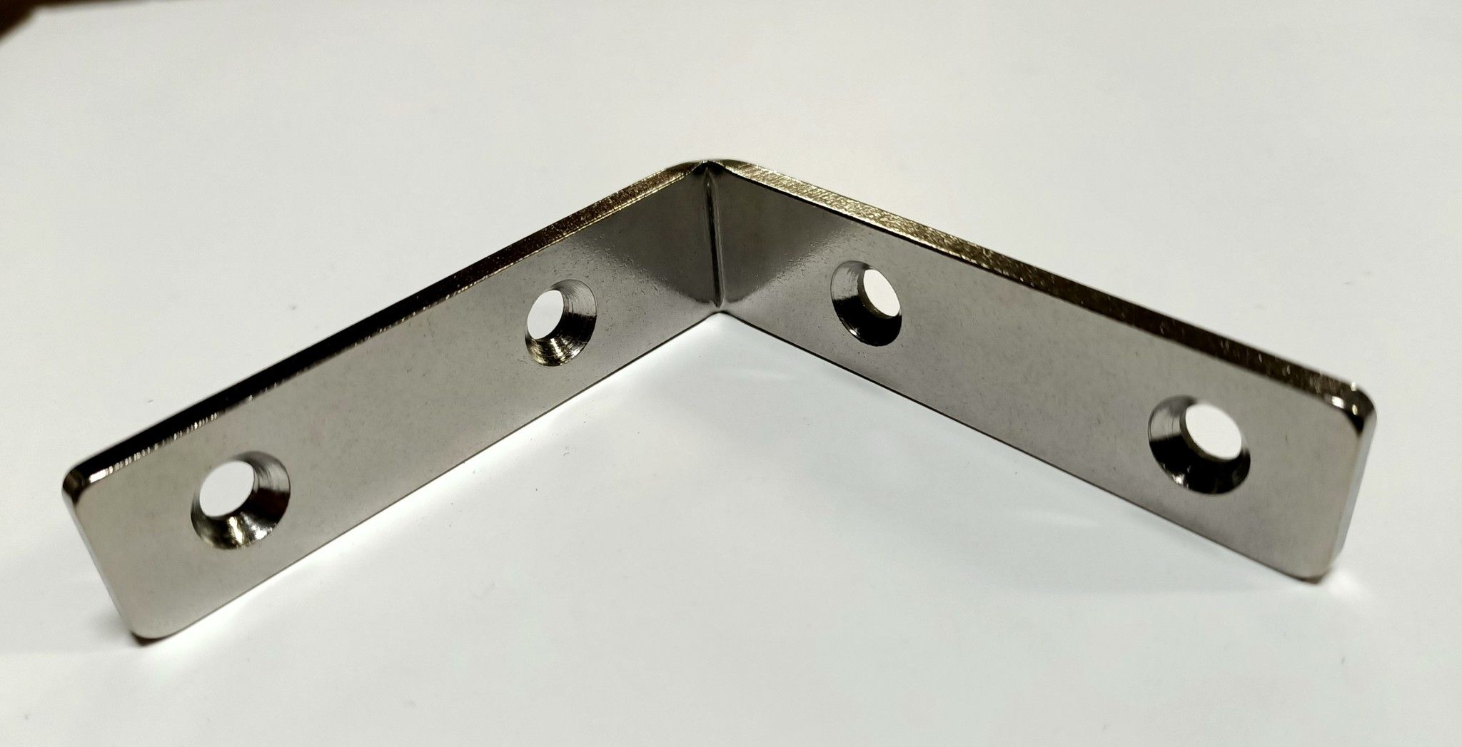 Lastrina ad angolo INOX A2 cm  6 x 6  a 4 fori larghezza mm 15 spessore mm 3