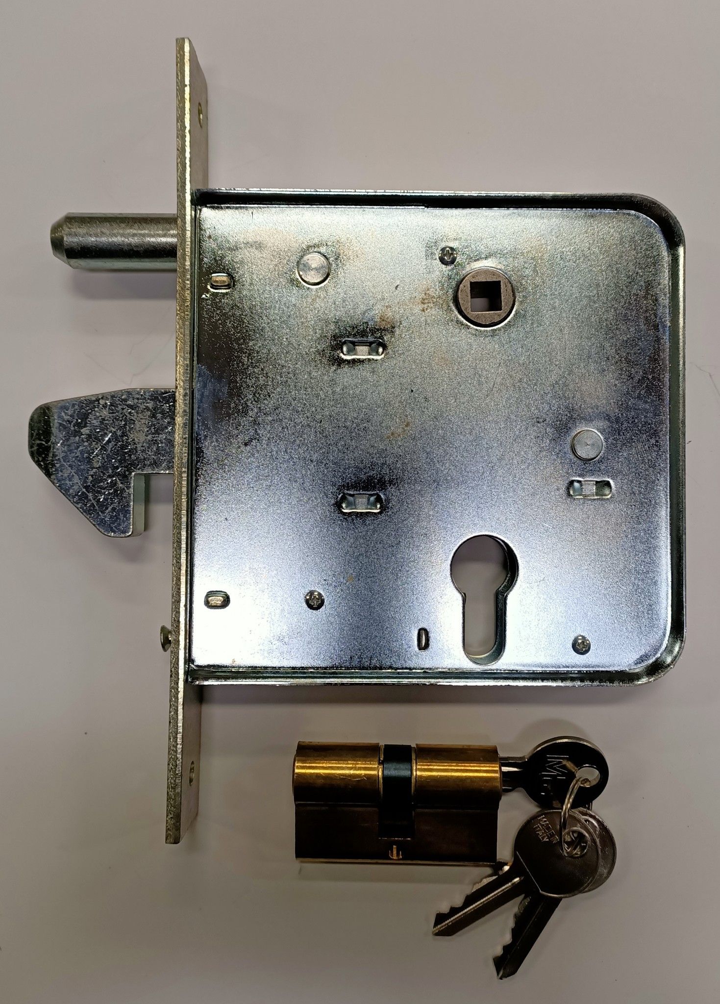 Serratura MG 568810 da infilare a gancio sporgente per cancelli scorrevoli con cilindro sagomato tipo Yale