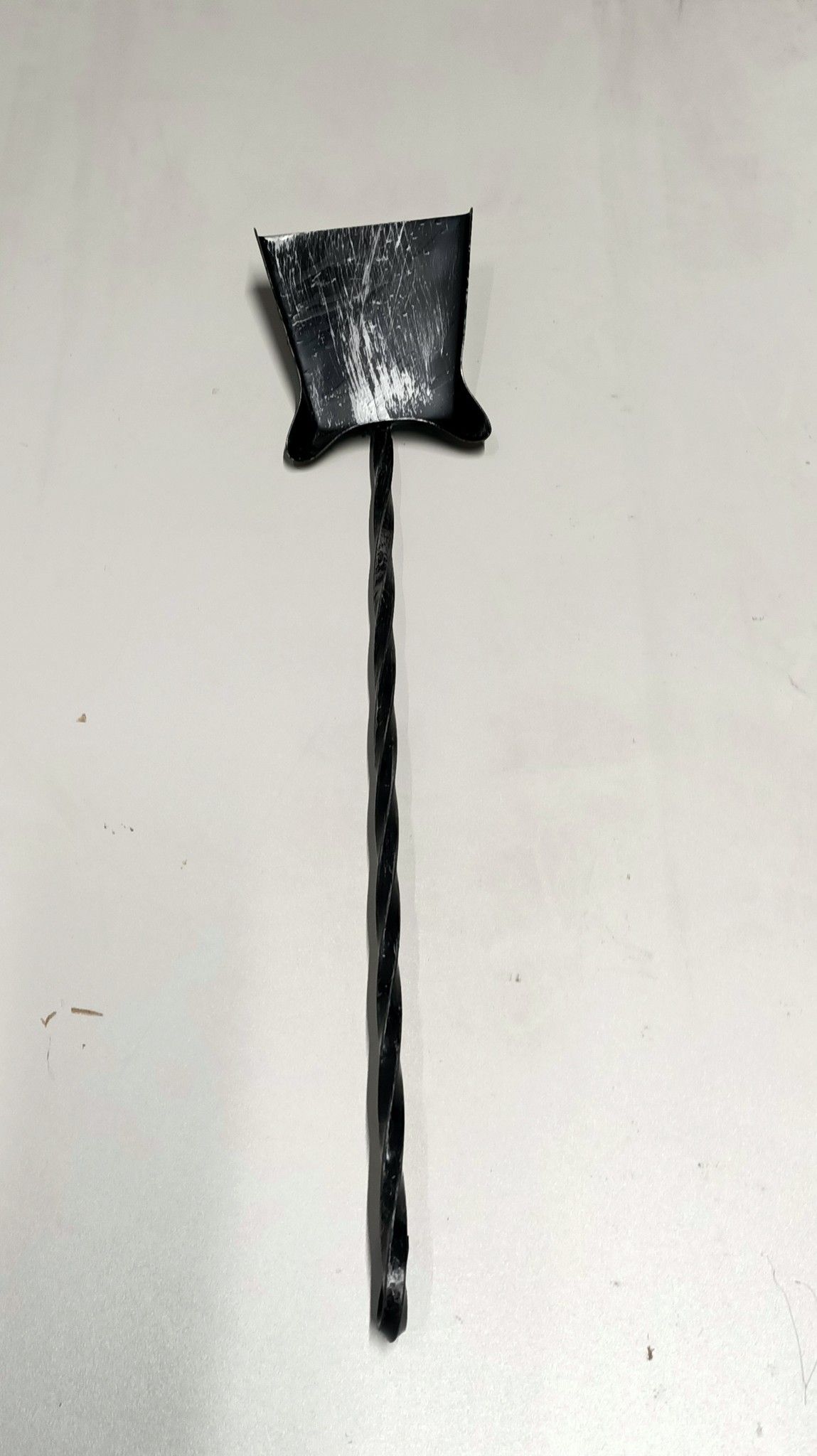 Paletta per braci con gambo attorcigliato per camini e stufe