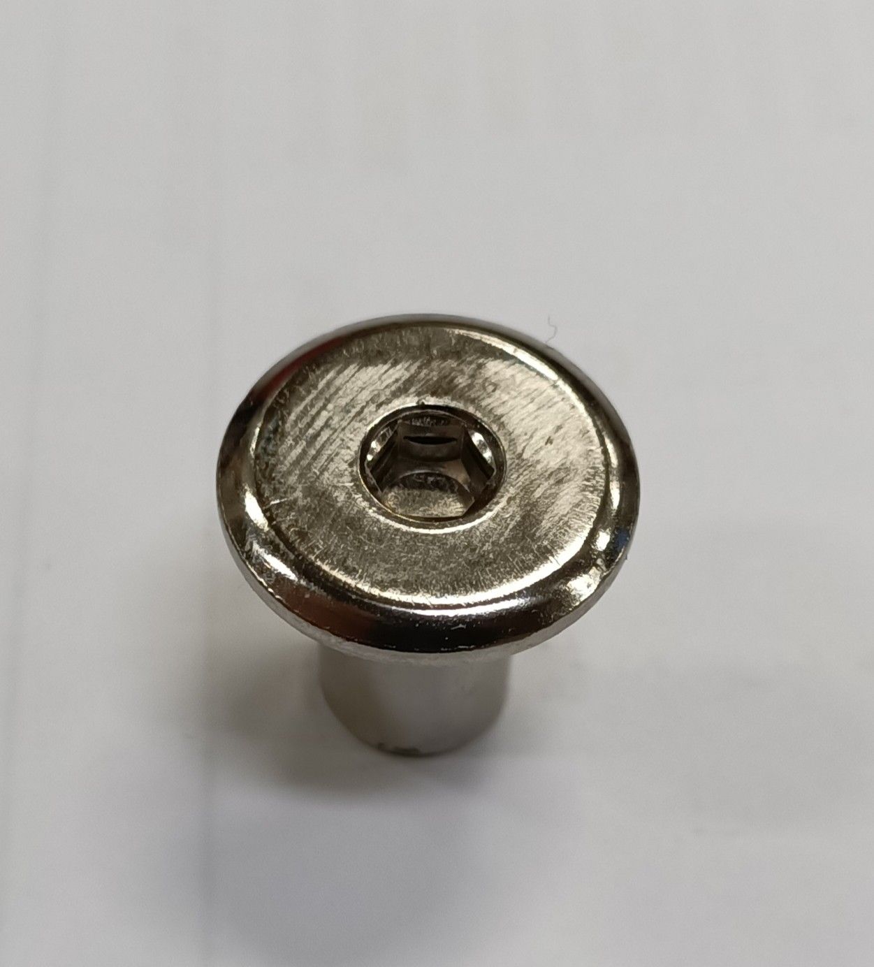 Dado cieco acciaio nichelato cilindrico filetto mm  8 testa piana larga con incasso esagonale