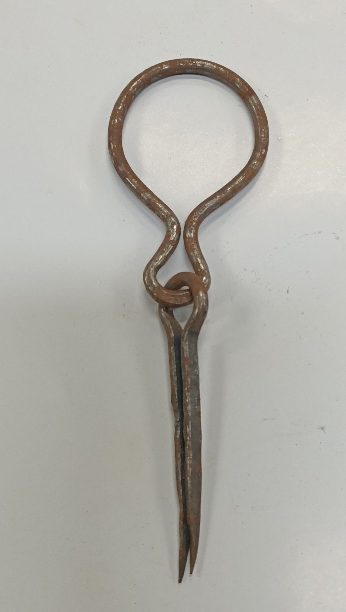 Maniglia sagomata per porte/scuri con coppiglia in ferro arruginito