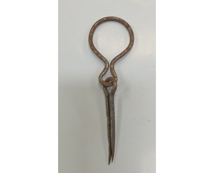Maniglia sagomata per porte/scuri con coppiglia in ferro arruginito