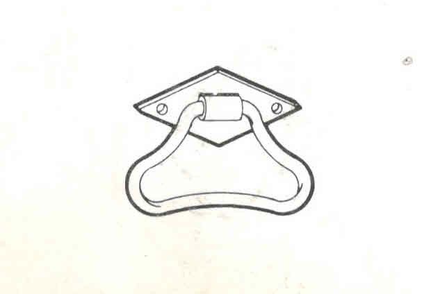 Maniglia sagomata con piastrina a rombo in ferro brunito