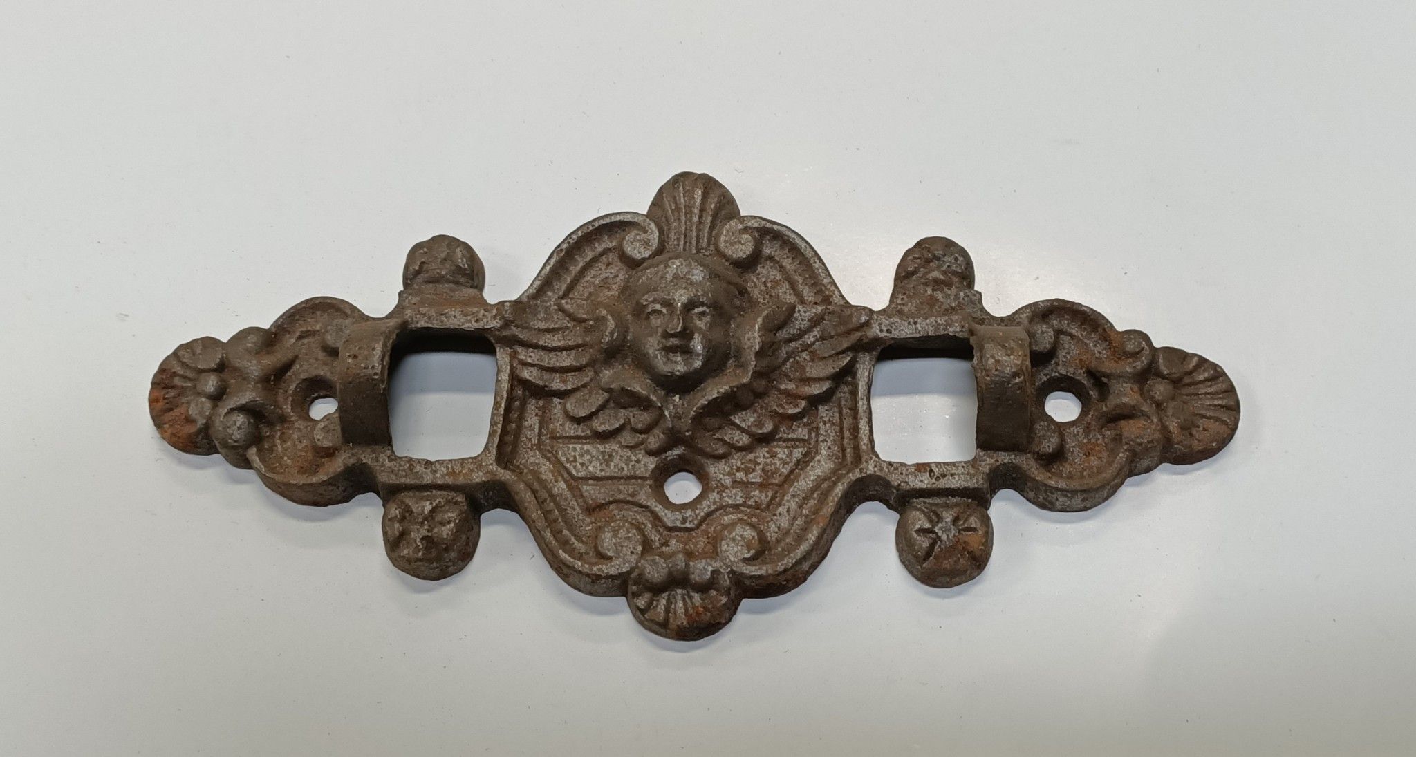 Antico fregio con stilizzato volto di angelo in fusione di ghisa