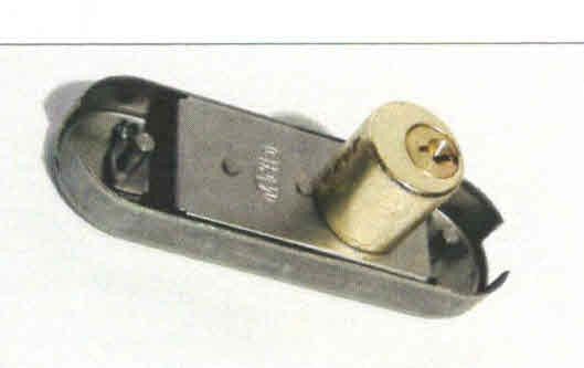 Serratura a stringa FASEM 26/C con cilindro tondo scatola in ferro grezzo bordo tondo