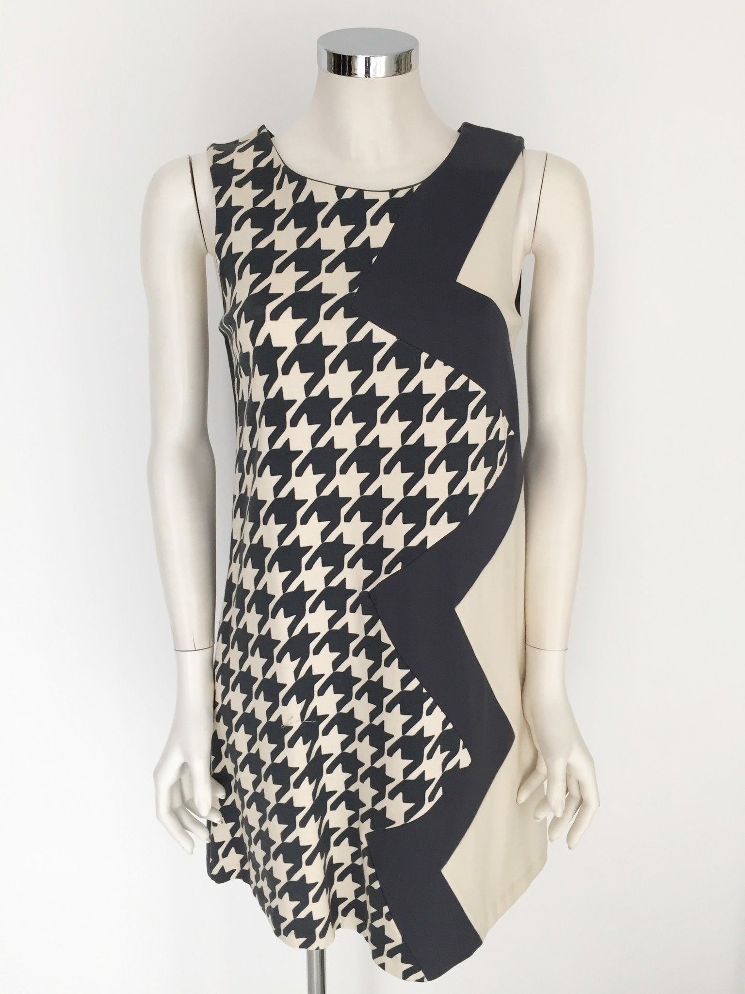 1One Sleeveless dress with Optical Inserts Cod.0107