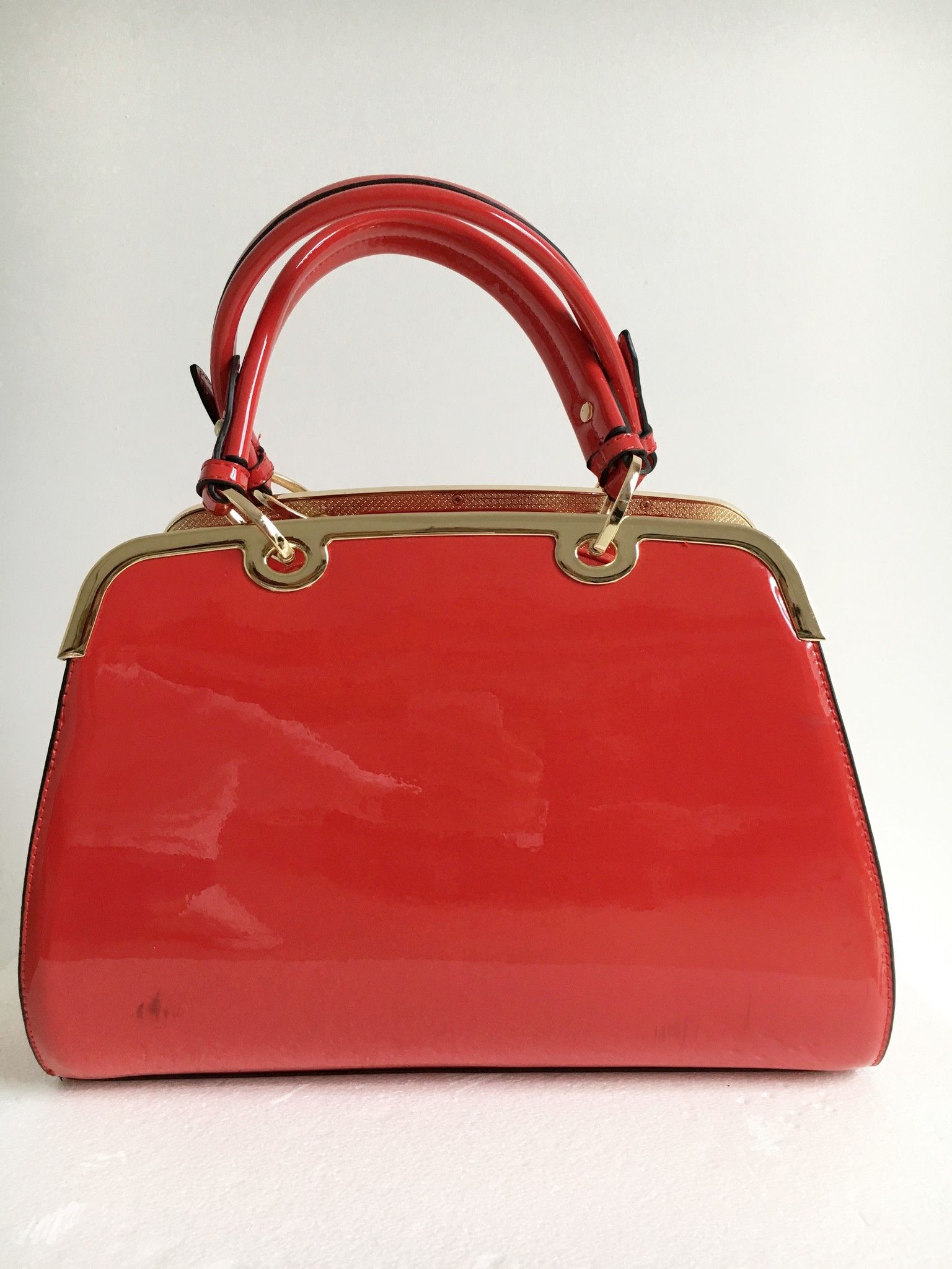 Patent leather handbag with gold trim Cod.1024