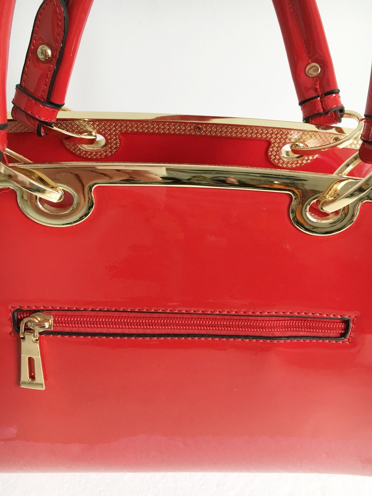 Patent leather handbag with gold trim Cod.1024
