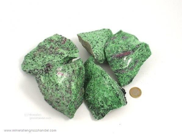 Zoisite con pietre grezze rubino (anyolite) - 1 kg