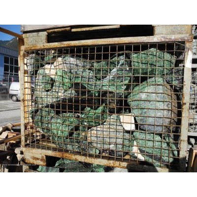 Zoisite con pietre grezze rubino (anyolite) - 1 kg