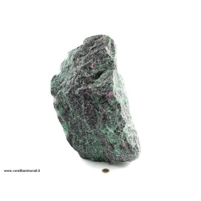 Pietra grezza di zoisite verde con rubini rossi incastonati