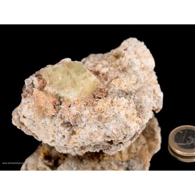 Cristallo di rhodizite grezzo