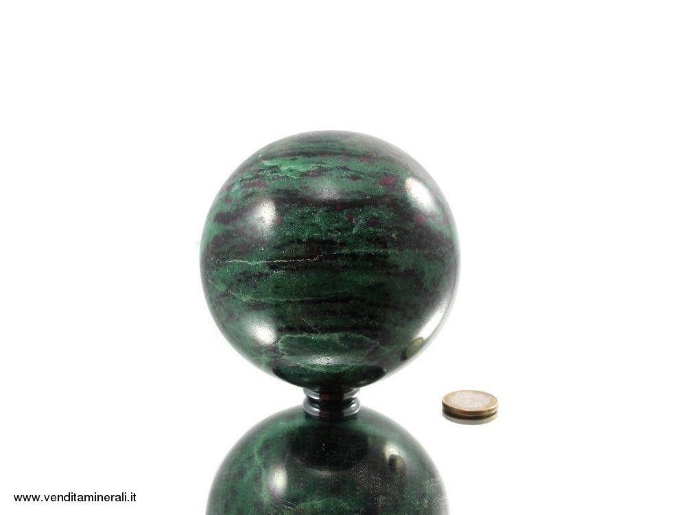 Rubino nella sfera della pietra preziosa zoisite