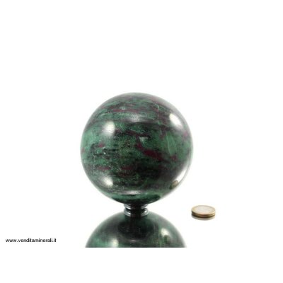 Rubino nella sfera della pietra preziosa zoisite