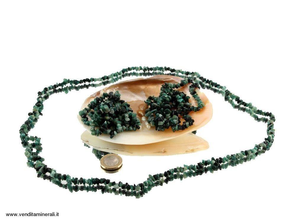 Lunga catena di schegge color smeraldo