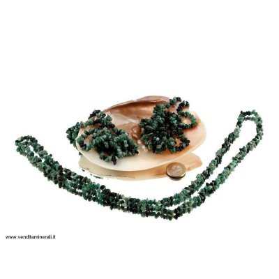 Lunga catena di schegge color smeraldo
