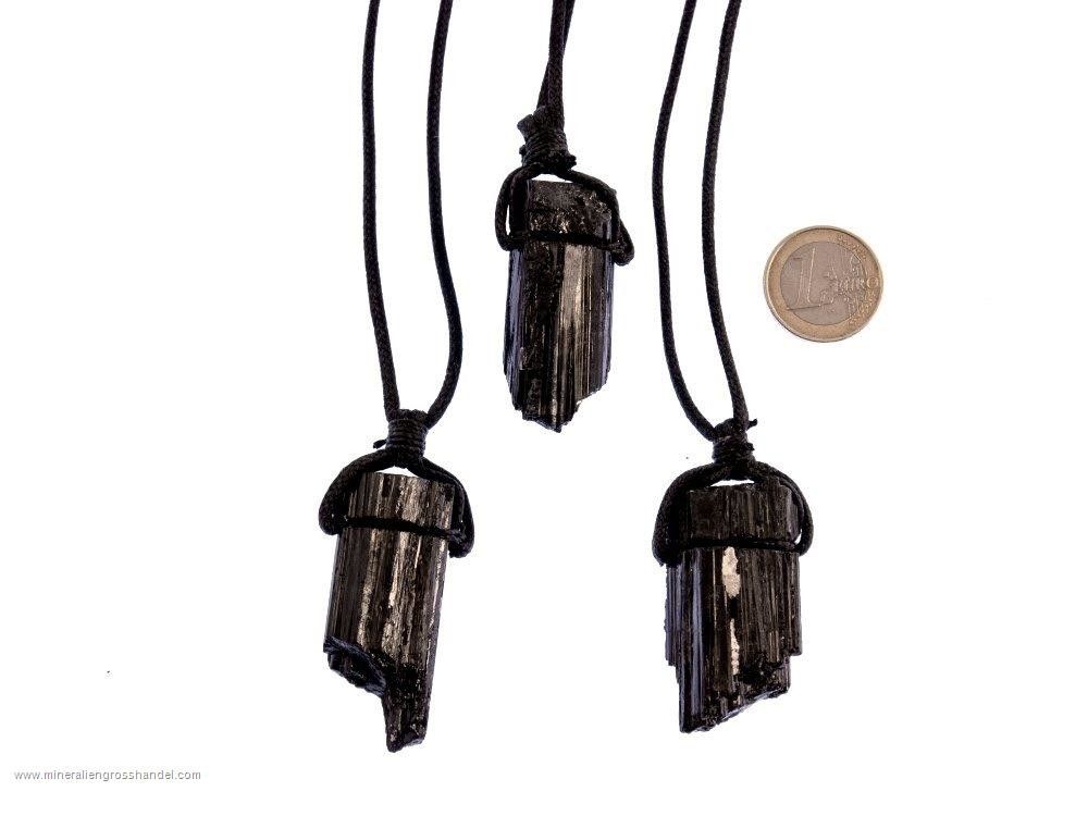 Cristallo di tormalina nera su nastro di cotone