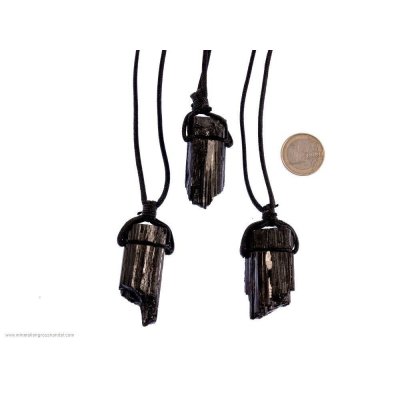 Cristallo di tormalina nera su nastro di cotone