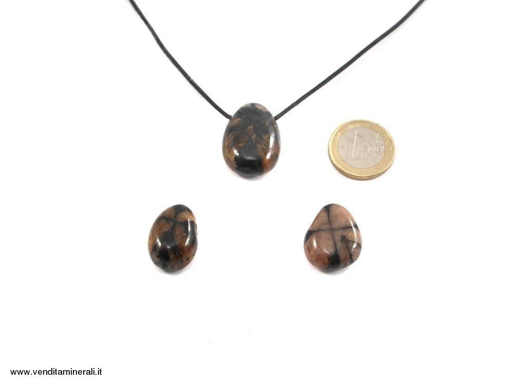 Pendente a forma di croce in chiastolite