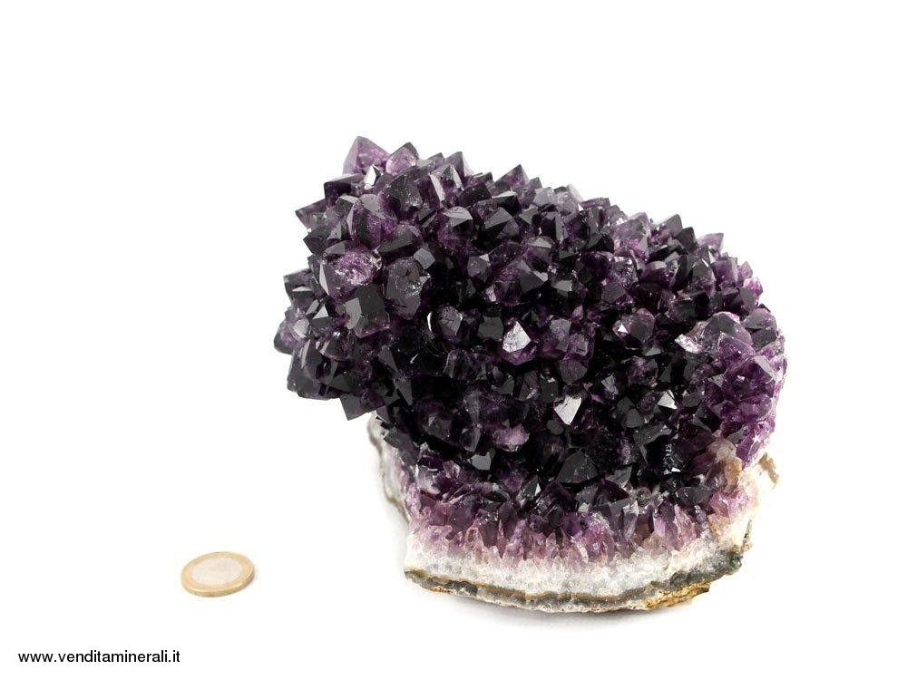 Ametista riccio con colorazione viola intensa e scura