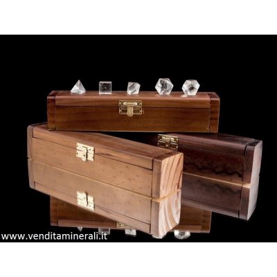 Cristalli di rocca inseriti in scatola di legno pregiata (corpo platonico)