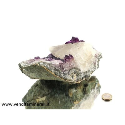 Cristallo di calcite su ametista (rep.)