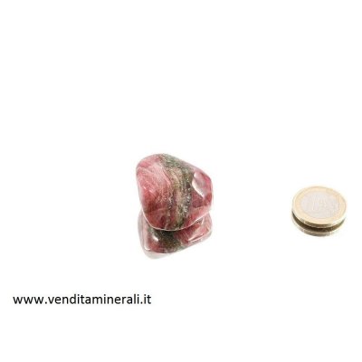 Rubellite una pietra di tormalina rossa burattata