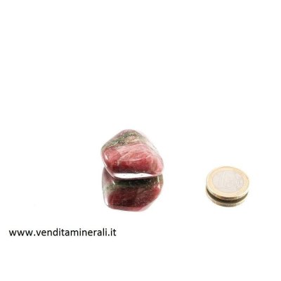 Rubellite una pietra di tormalina rossa burattata