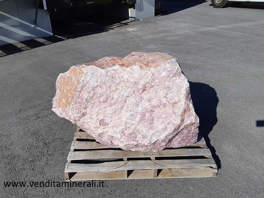 Quarzo rosa di grandi dimensioni e di notevole bellezza