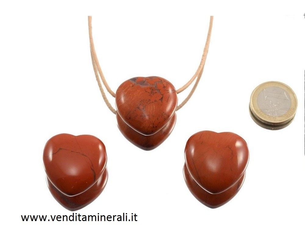 Ciondolo fatto di diaspro rosso.