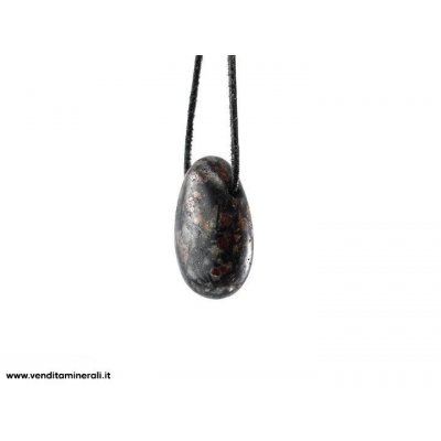 Pendente a goccia di orneblenda e granato