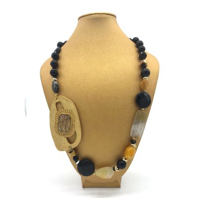 Collana in agata nera con fermaglio color oro