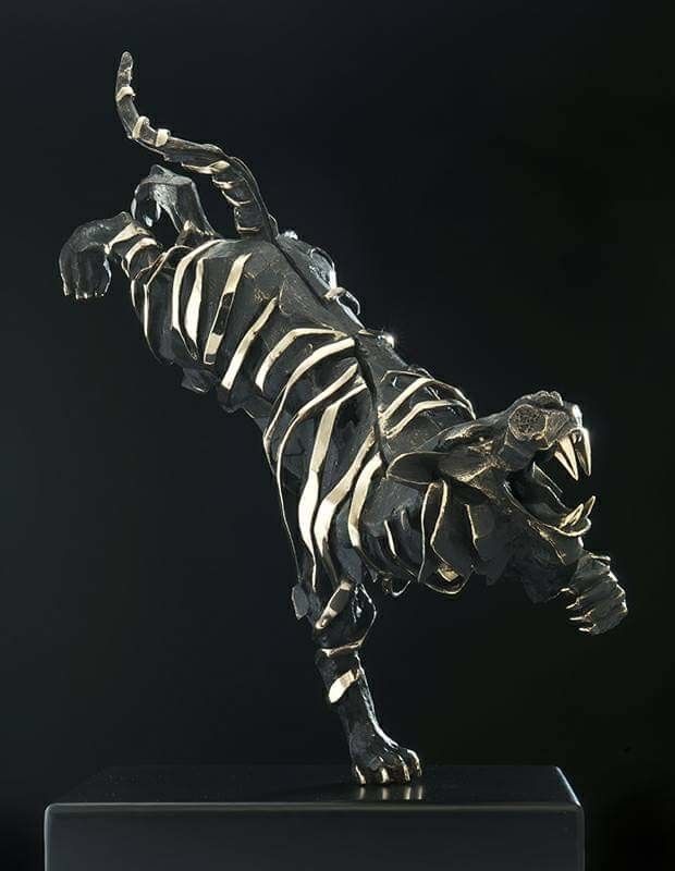 BRONZE SCULPTURE  SABRINA FERRARI ' LA TIGRE (THE ATTACK) '  size   L 60 x H 89 x P 37 cm.