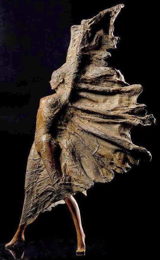 SCULTURA IN BRONZO SABRINA FERRARI ' SENSAZIONI DI VENTO CELATE '  dimensioni L 34 x H 63 x P 32 cm.