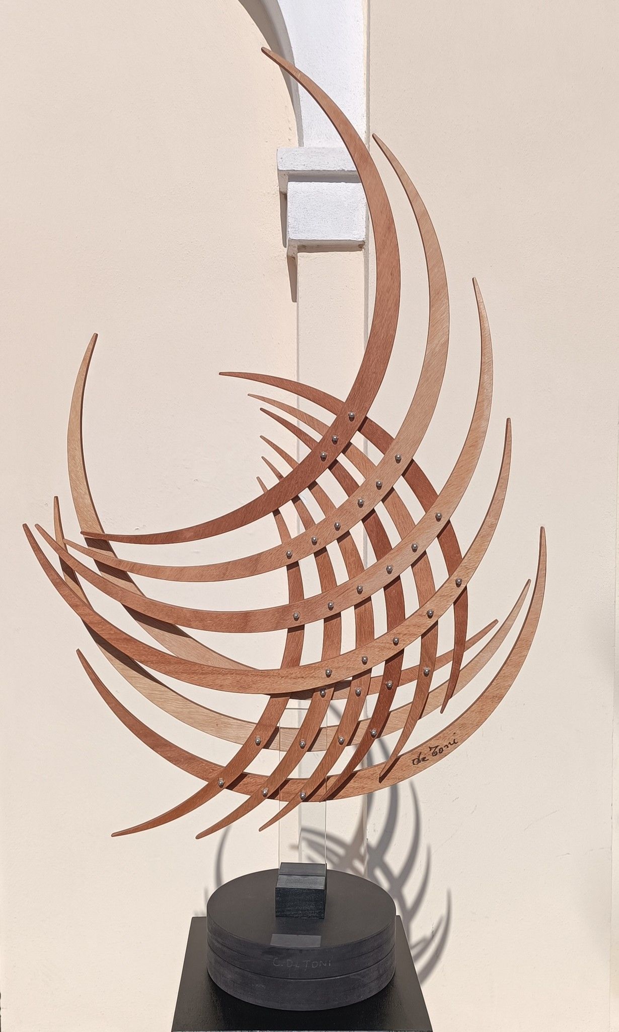 SCULTURA  CESARE DE TONI '  SEQUENZA F. 13 -  NATURAL  '  dimensioni L 63 x H 110 x P 4 cm.