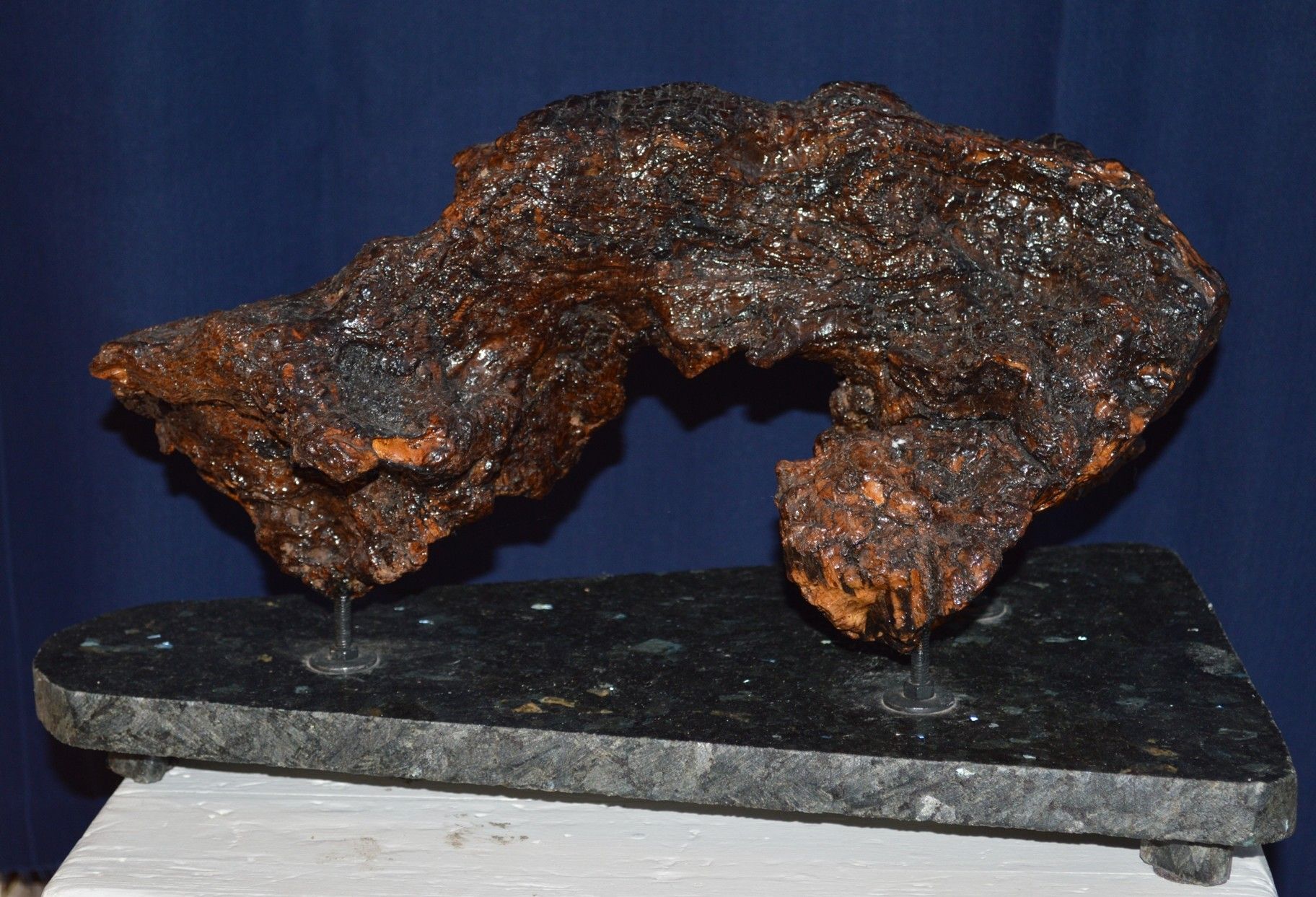 SCULTURA IN LEGNO  RICCARDO VELLUTO ' RITORNARE QUI '  dimensioni L 40 x H 26 x P 25 cm.