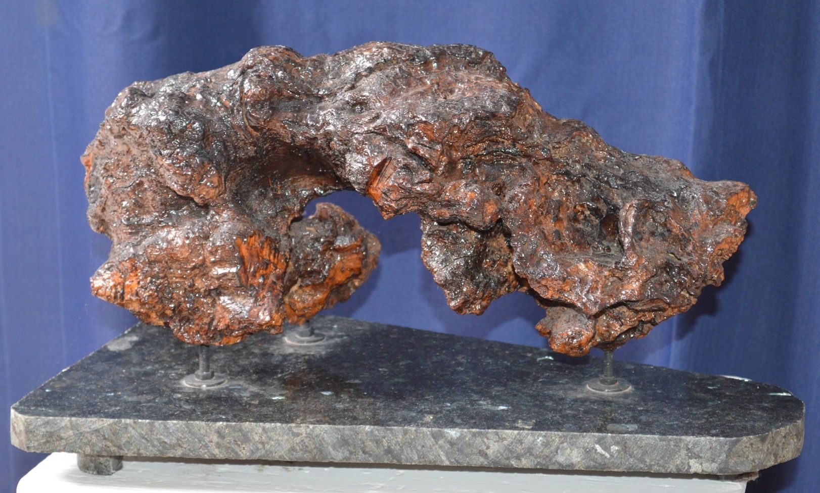 SCULTURA IN LEGNO  RICCARDO VELLUTO ' RITORNARE QUI '  dimensioni L 40 x H 26 x P 25 cm.