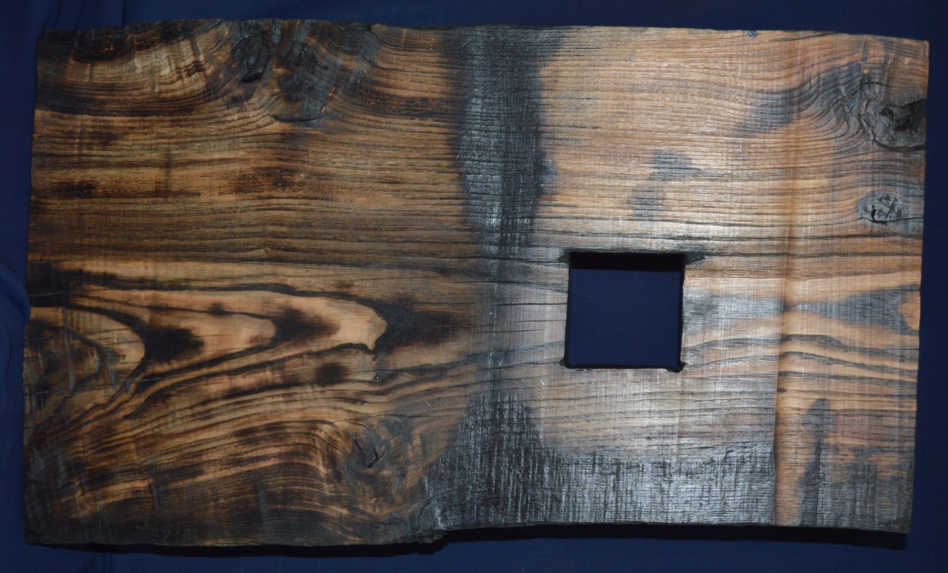 SCULTURA IN LEGNO  RICCARDO VELLUTO ' LA FINESTRA DEL MONDO 2021 '  dimensioni L 58 x H 85 x P 17 cm.