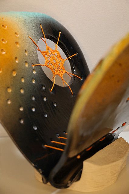 SCULTURA IN ARGILLA  LUCIANA PEREGO ' METAMORFOSI 2 '  dimensioni L 15 x H 30 x P 15 cm.